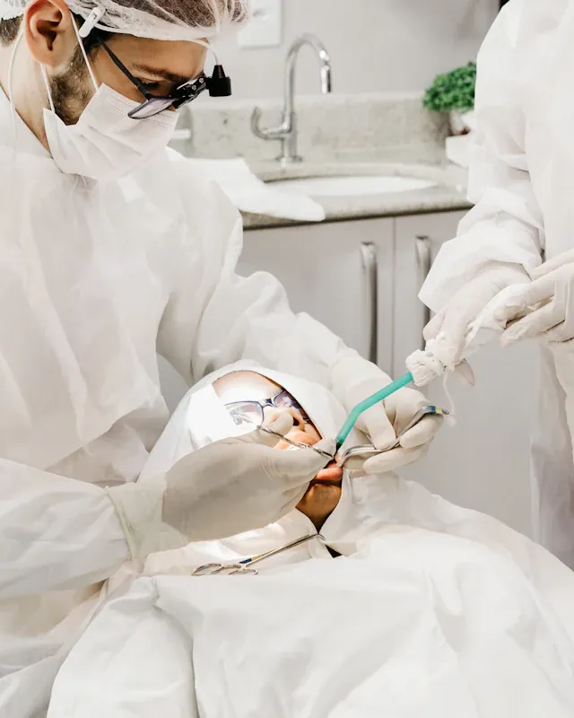 Equipo odontológico realizando una cirugía dental